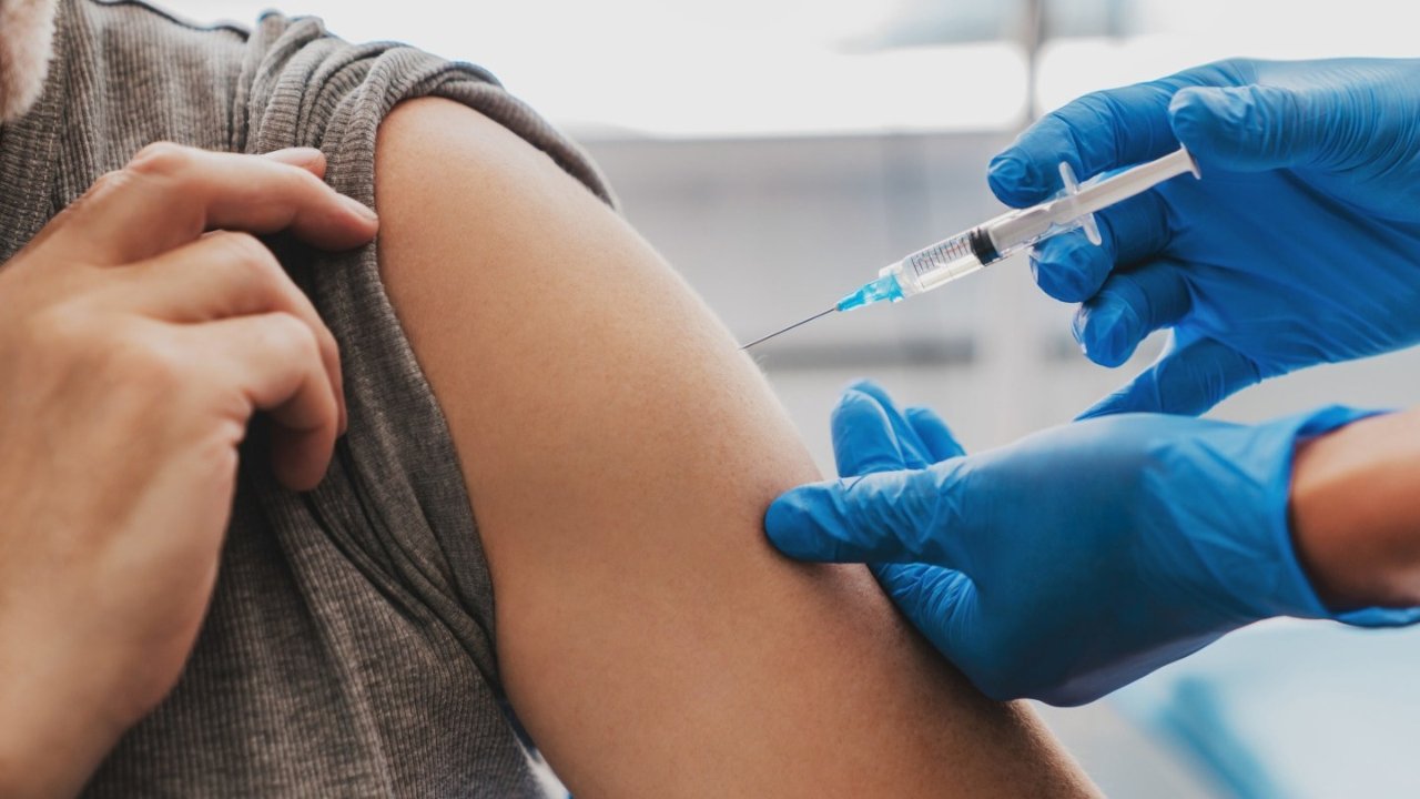 研究发现，接种新冠疫苗的人不仅新冠死亡率低，其他原因的死亡率也低。