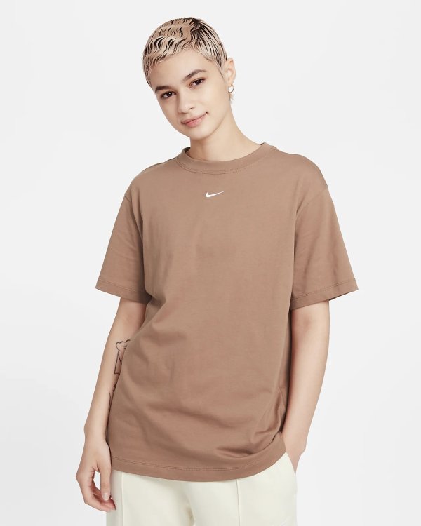 Sportswear Essential Oversized 奶茶色T恤
