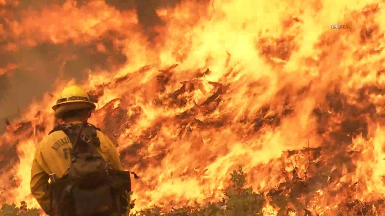 加州山火爆发，Oak Fire已烧毁优胜美地附近18,000英亩土地