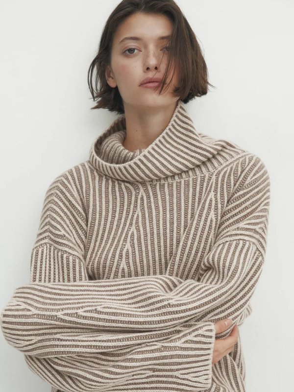 High neck knit sweater with contrast thread