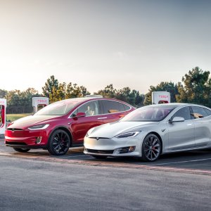 Model X 可领取$7500补助Tesla 旗舰车型大降价 Model S $74,990起 Model X $79,990起