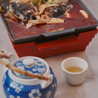 辣中十足滋味的四川菜，醇厚浓辣的鸭血和工艺复杂的樟茶鸭