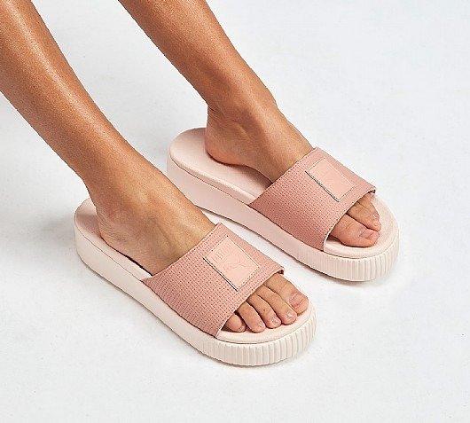 藕粉色拖鞋