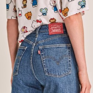 上新：Levi's x Hello Kitty 限量版牛仔裤、T恤现已发售