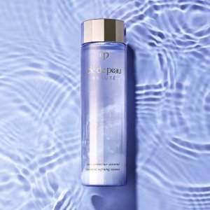 Diminish visible pores and absorb excess oil with unique essence infused with powder: Essential Refining Essence @ Cle de Peau Beaute