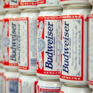 Budweiser 百威啤酒为打上疫苗的小伙伴发福利了