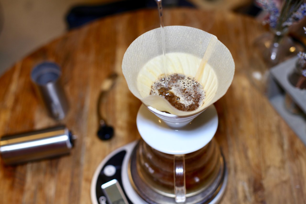来试一试手摇磨豆机，享受咖啡的乐趣