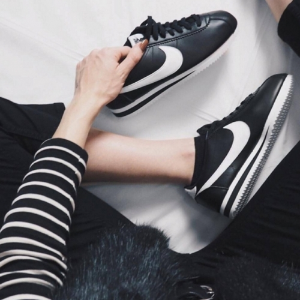 Nike 爆款黑白女款“阿甘鞋”促销，球鞋也能很性感