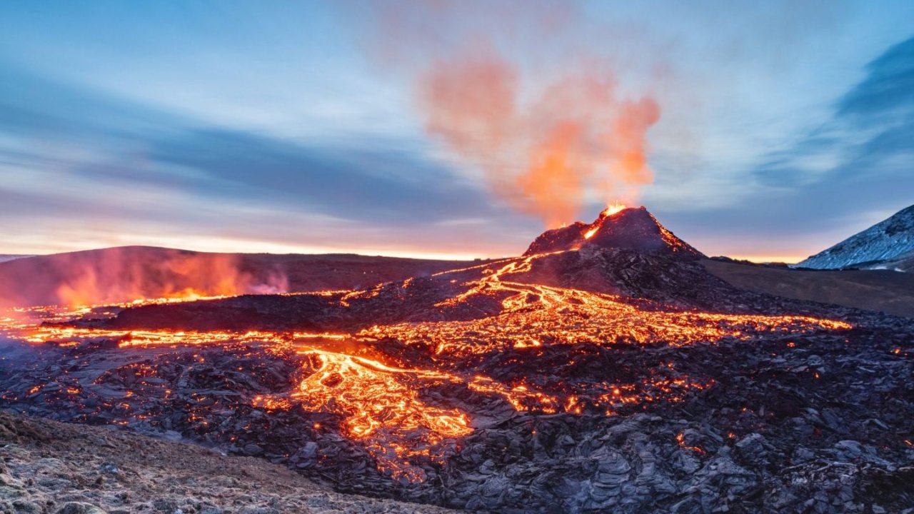 旅游胜地冰岛恐爆发火山喷发！两天地震2000+次，4000居民撤离~