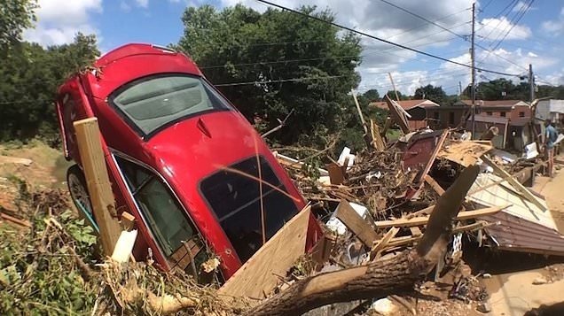 美国田纳西州遭遇特大洪水，22人死亡！眼睁睁看着洪水冲走双胞胎，父亲无力挽回，让人心碎！