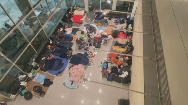 波士顿机场“沦陷”成难民收容所！100多人挤在机场角落过夜...