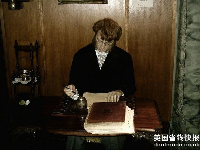 Sherlock_Holmes_Museum_waxwork_figure2_Shining_Darkness (1)