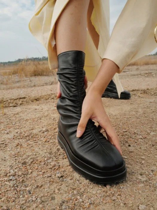 Platform Wrinkle Boots - Black