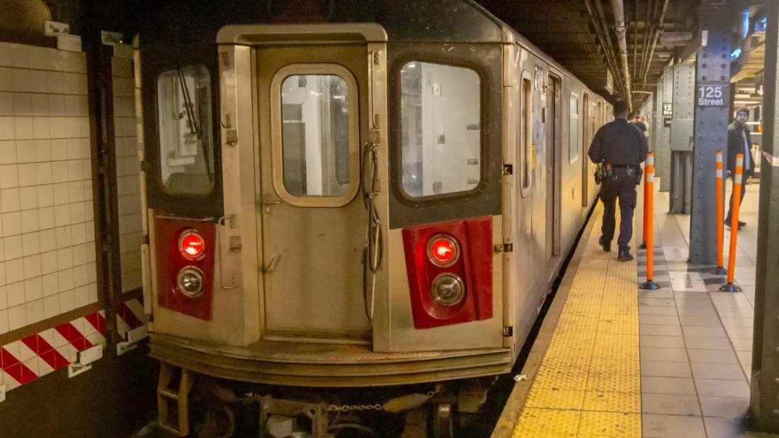 纽约地铁站再爆命案！男子候车时被推下铁轨，活活撞死..