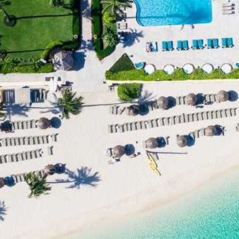 $599—Bahamas beachfront getaway: 3 nights w/breakfast for 2