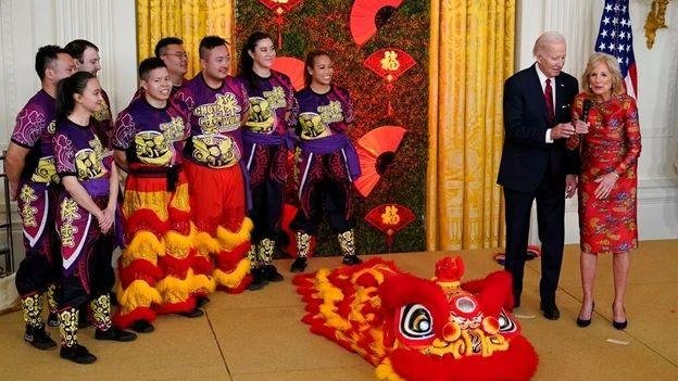 华裔海二代在美国高中百老汇音乐剧上绽放异彩