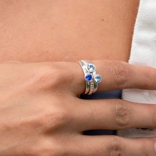 海蓝钻石戒指
