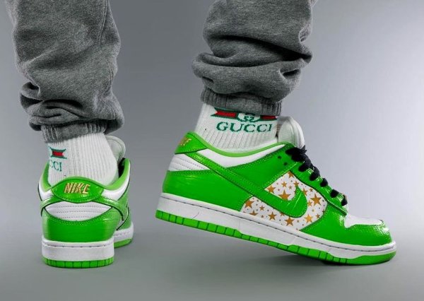 Supreme-Nike-SB-Dunk-Low-Green-Stars-DH3228-101-Release-Date-On-Feet-7.jpg