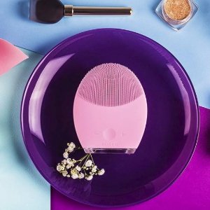 FOREO LUNA Face Exfoliator Brush and Silicone Cleansing Device for Combination Skin
