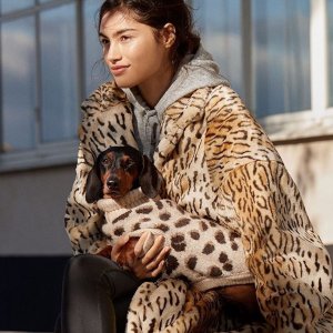 H&M 秋冬新款动物图案大衣上架 和爱宠们一起时尚