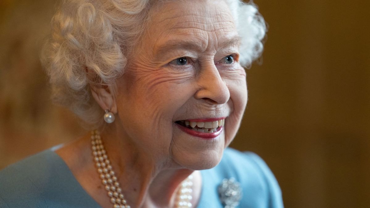 英国女王伊丽莎白二世确诊新冠，目前症状轻微