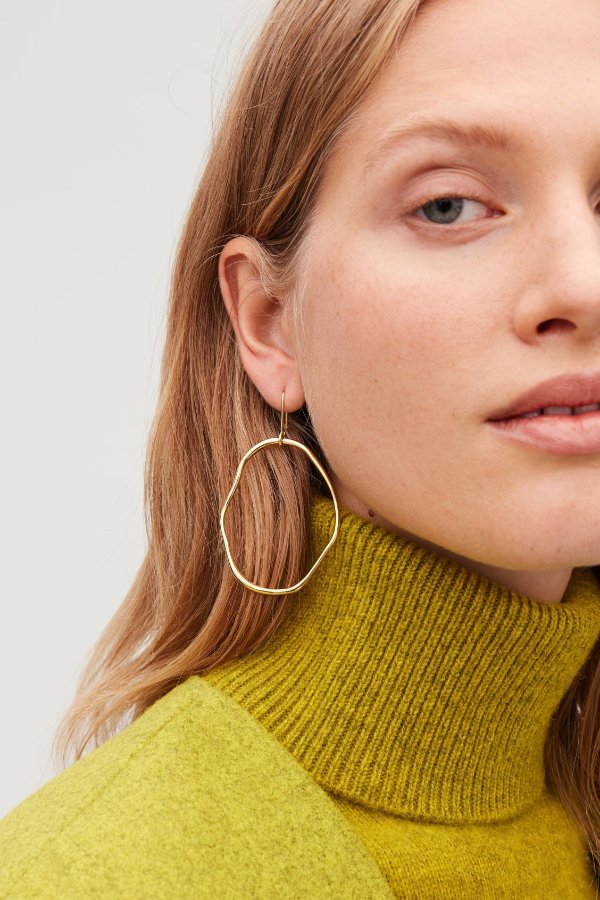 UNEVEN GOLD-PLATED HOOPS