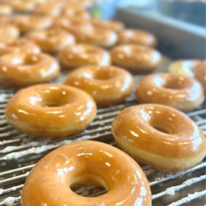 Krispy Kreme 甜甜圈1打装限时优惠，多款口味可选