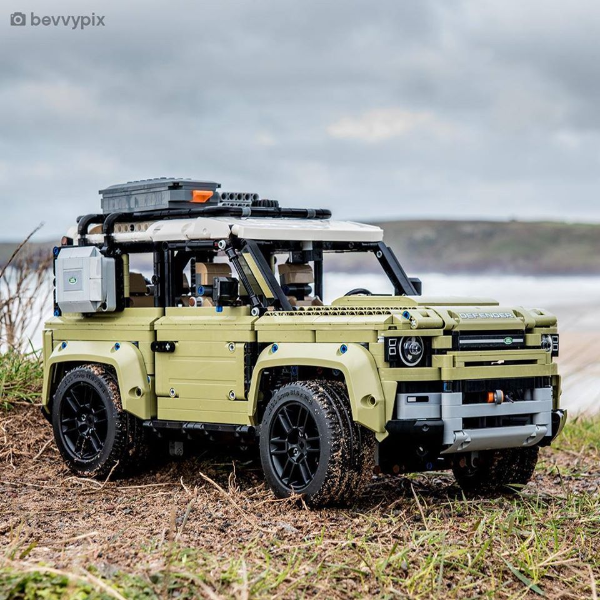 TECHNIC: Land Rover Defender (42110)