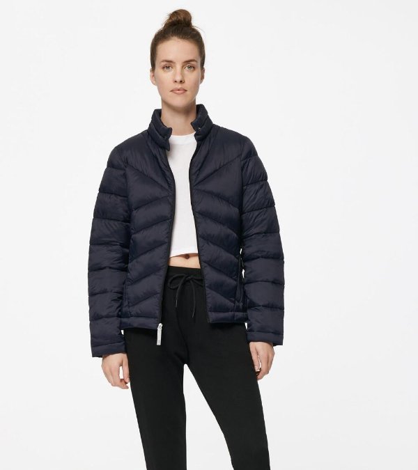 PACKABLE JACKET WITH DIAGONAL QUILTING