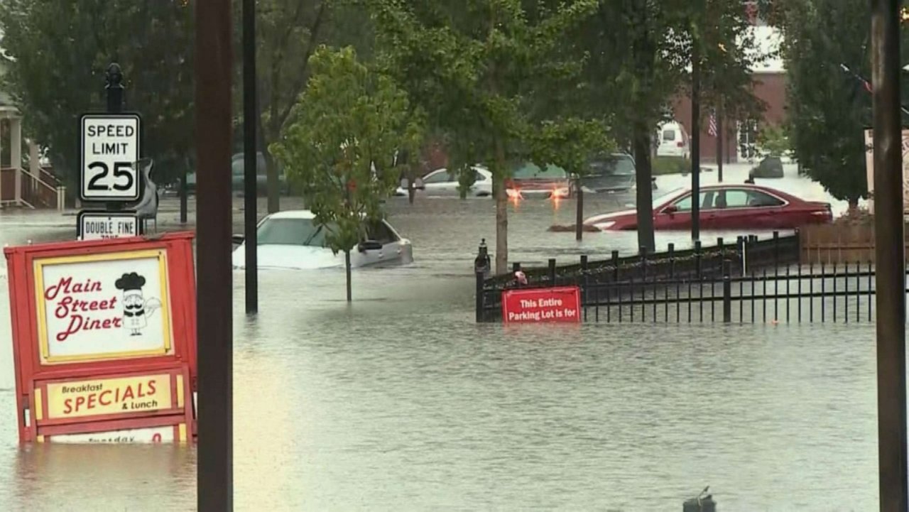 突发！圣路易斯地区因创纪录降雨量导致大范围山洪暴发，道路封锁
