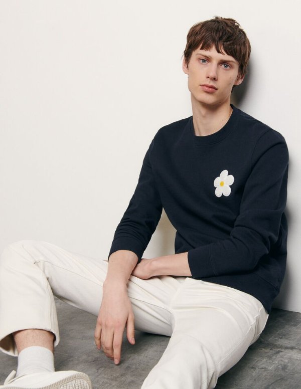 Sweatshirt with embroidered patch