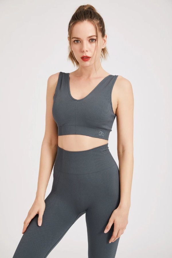 Seamless and Supportive Solid Sports Bra