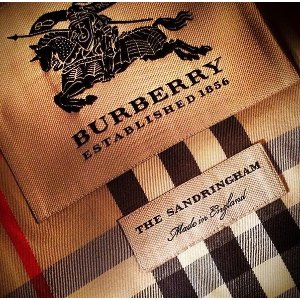 Bergdorf Goodman官网收Burberry围巾，包包，服饰，童装等送礼卡