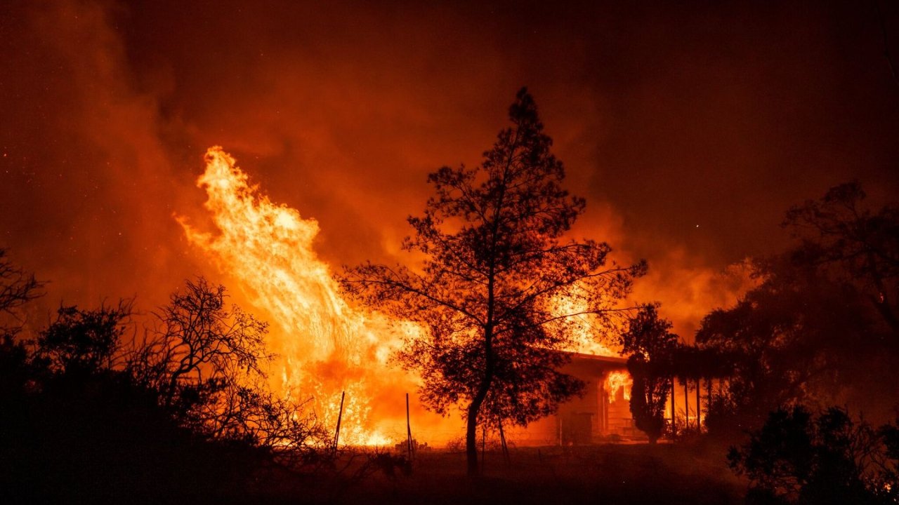 南加州大火1夜之间蔓延，超4000人疏散狂烧近2500英亩