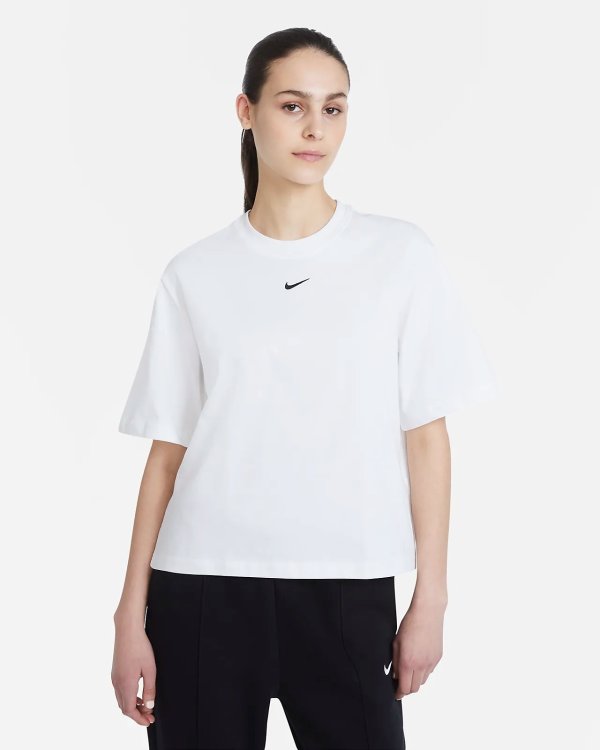 Sportswear Essential Women's T-Shirt..com