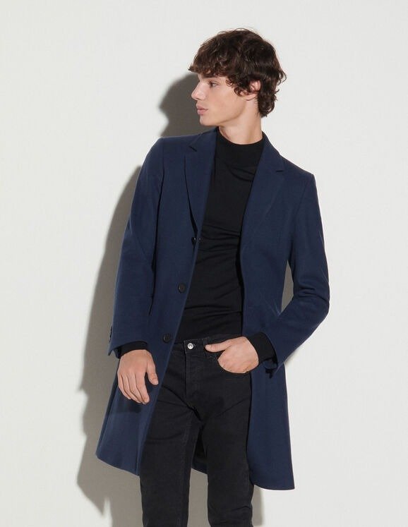 Long coat fastened with three buttons
