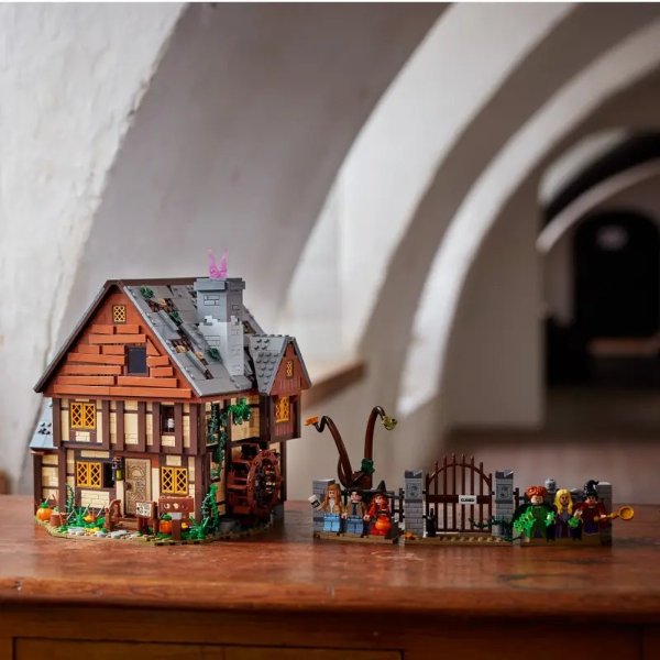 Disney Hocus Pocus: The Sanderson Sisters' Cottage 21341 | Ideas | Buy online at the Official LEGO® Shop US