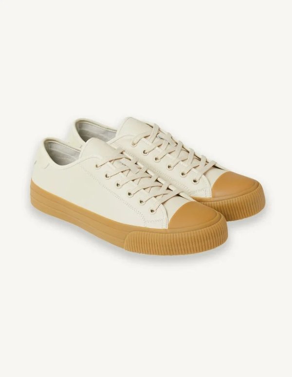 Low-top patent leather trainers