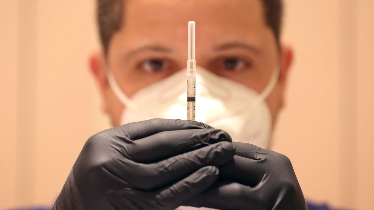 FDA 表示，新冠疫苗或会每年更新，大多数人需要每年打一针