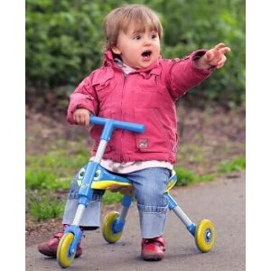 e Toddlers' Foldable Indoor-Outdoor Glide Tricycle Ride On