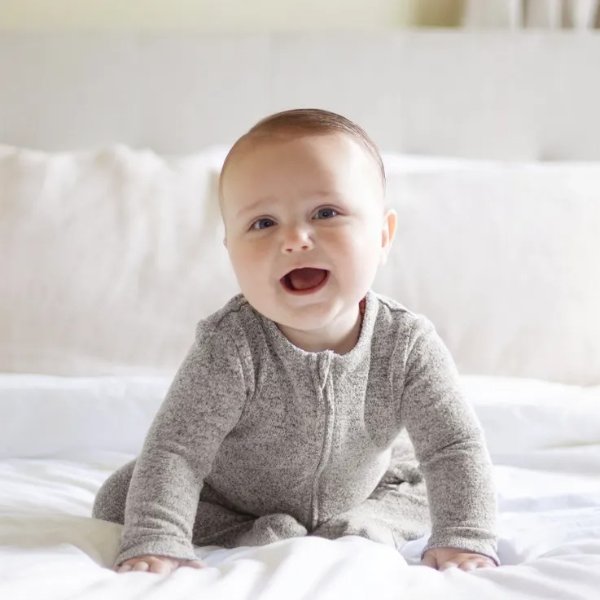 snuggle knit™ 婴儿包脚连体服