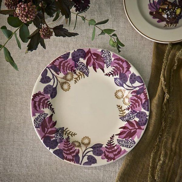 素净紫色花环餐盘