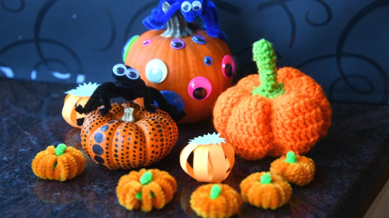 让十月的橙色和万圣节小怪物装扮家里的每个角落