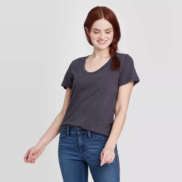Women's Short Sleeve V-Neck Relaxed Fit T-Shirt - Universal Thread™