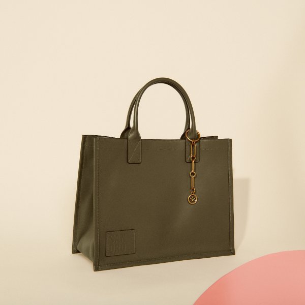 Leather tote bag with chain jewelry