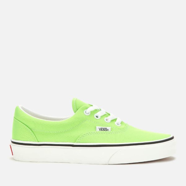草绿色运动鞋
