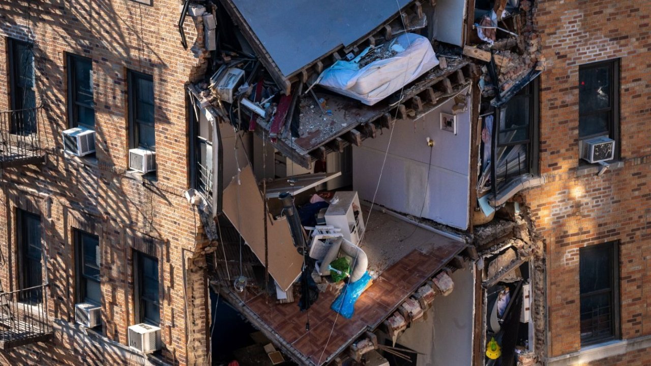 可怕！纽约高层公寓大楼一角突然坍塌！7户居民只剩半间房...