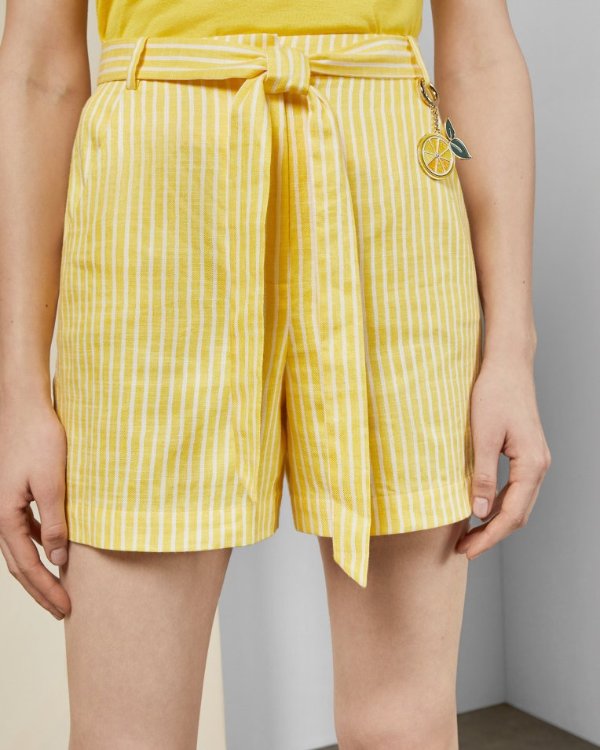 黄色竖条纹短裤