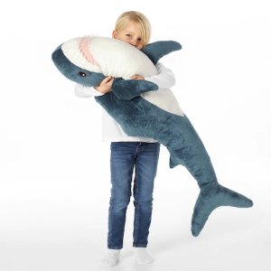 Ikea 热门毛绒玩具促销，封面网红大鲨鱼仅$12.99