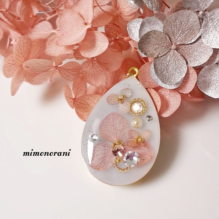 a93ea6b7f510b0c3a33530abec2505c8--uv-resin-resin-art.jpg